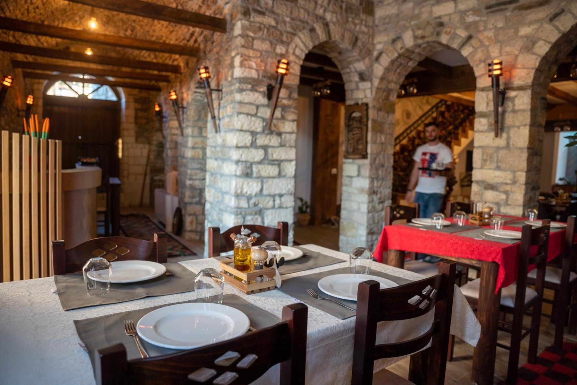 בראט Hotel Kapllani מראה חיצוני תמונה