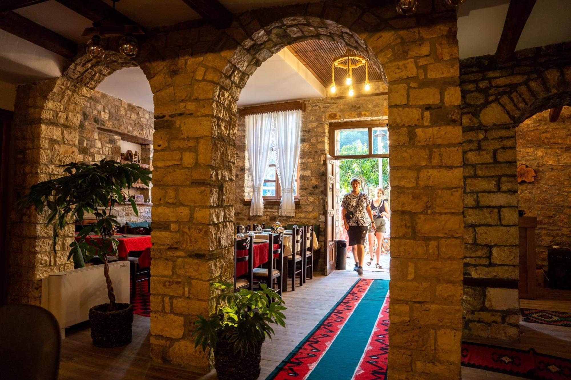 בראט Hotel Kapllani מראה חיצוני תמונה