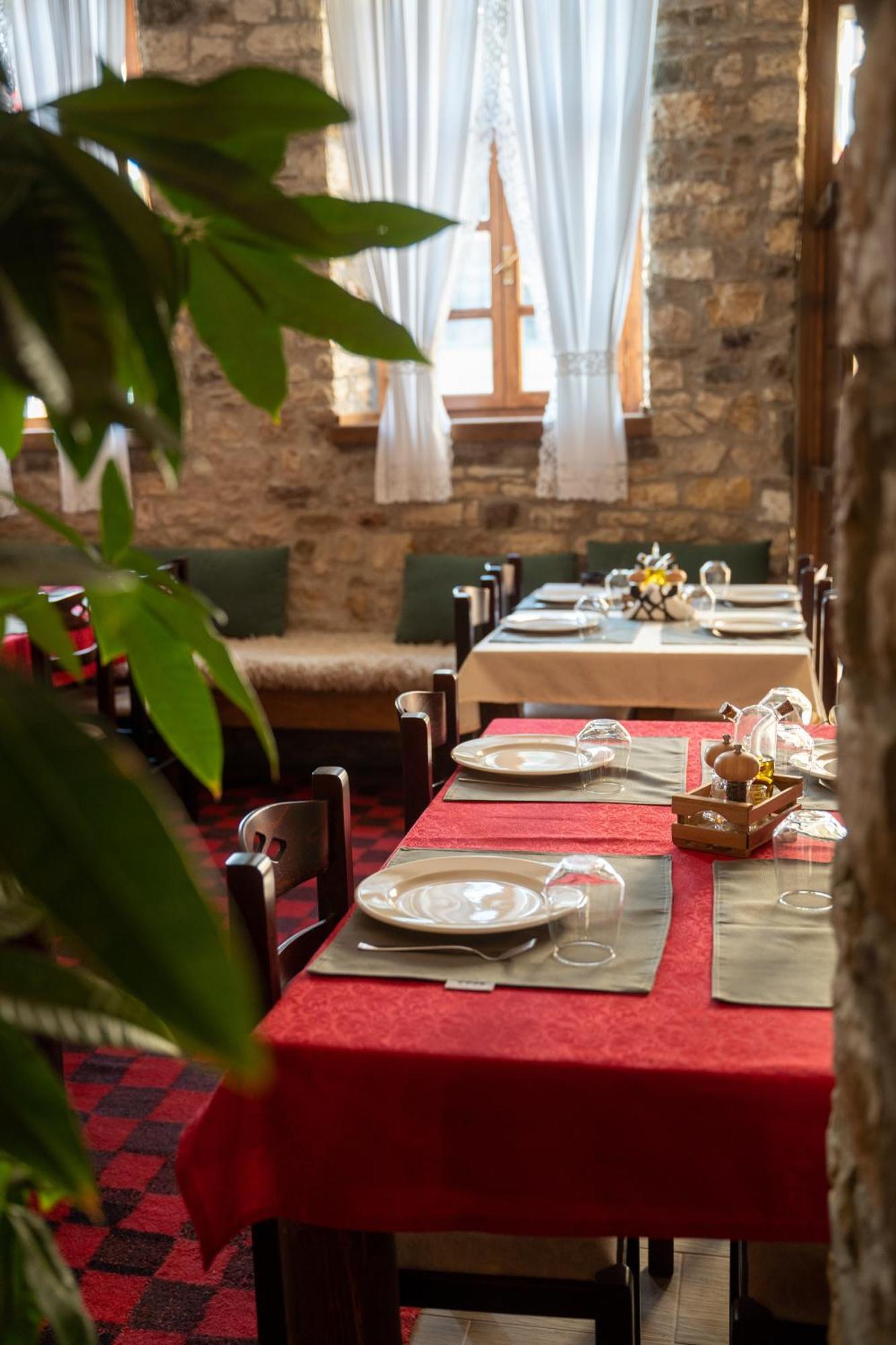 בראט Hotel Kapllani מראה חיצוני תמונה